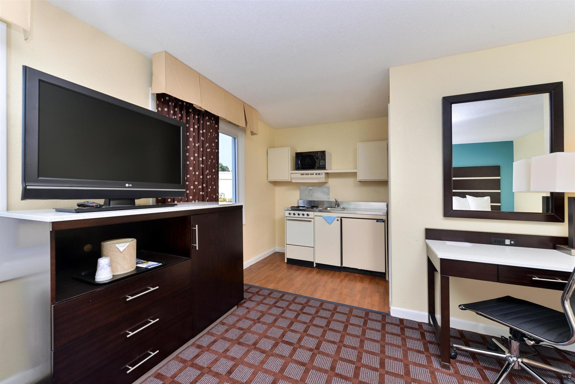 Americas Best Value Inn New London Mystic Exterior photo