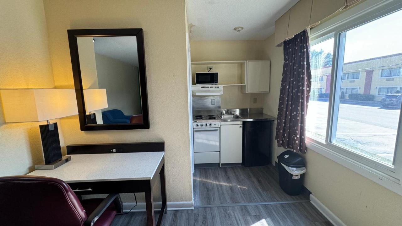 Americas Best Value Inn New London Mystic Exterior photo
