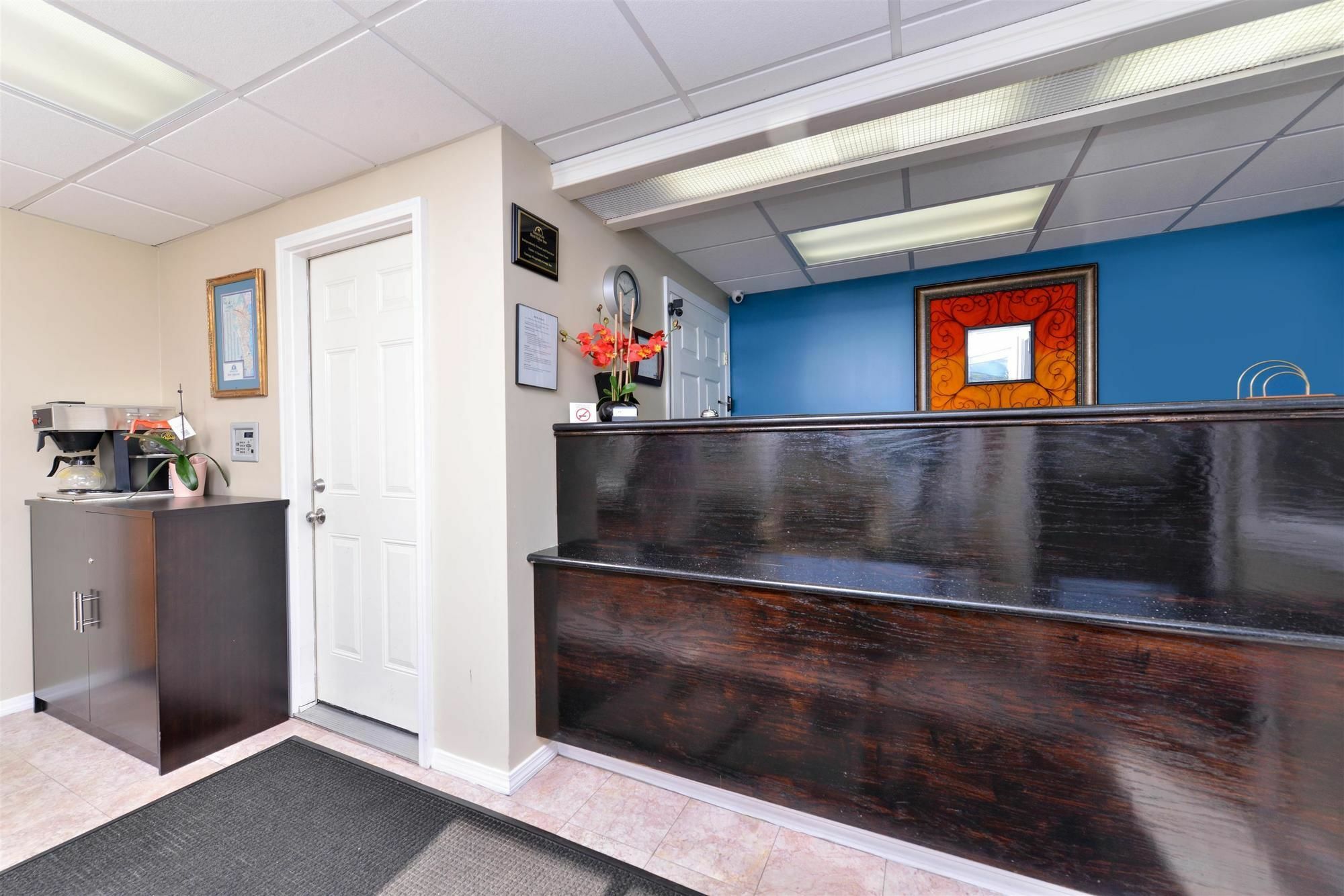 Americas Best Value Inn New London Mystic Exterior photo